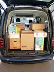 Bild: Kofferraum voller Kartons mit Spenden